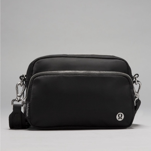 Lululemon Everywhere Crossbody Bag 2L in Black - Picture 4 of 4